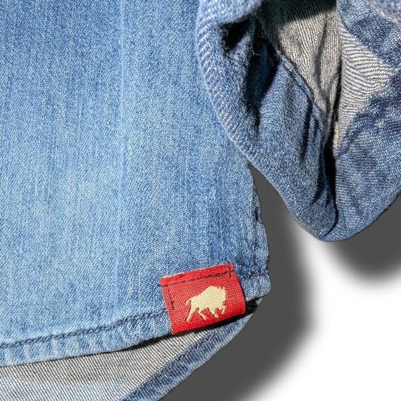 Toby Keith on Denim Shirt 🤠 - Picture 5 of 9